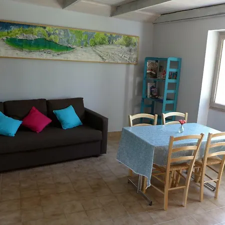 La P'tite Maison Casa de Férias Saint-Hostien